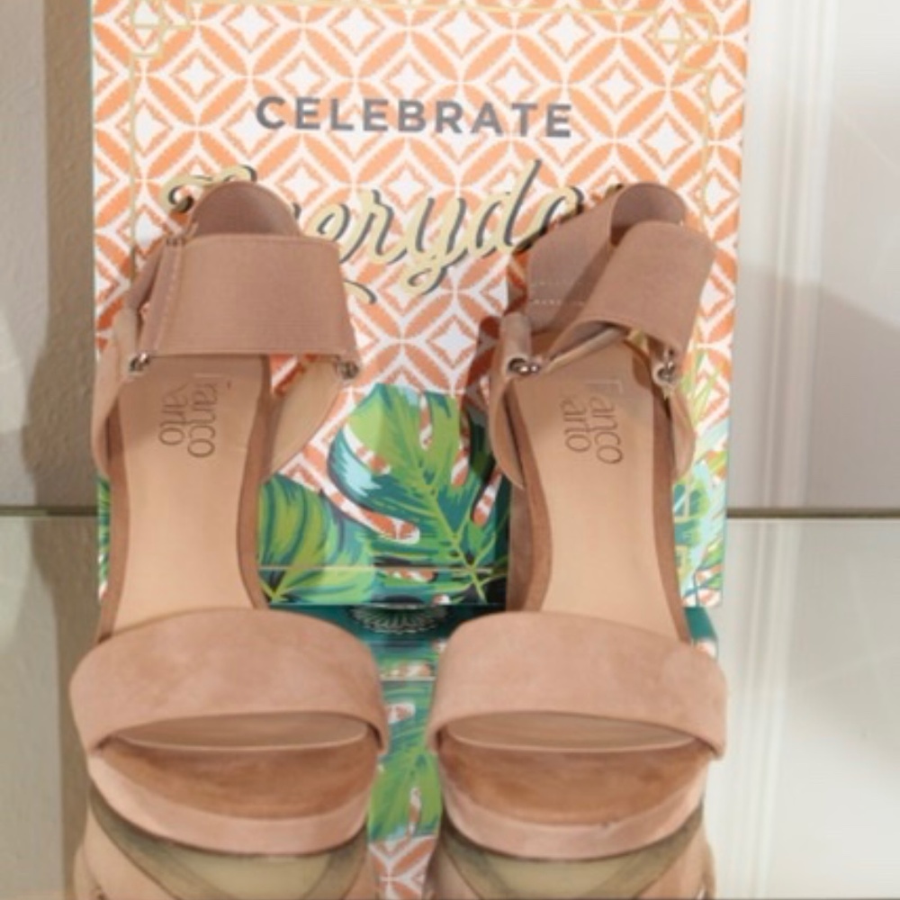 Franco Sarto dressed suede peach sandal shoes. Size 7.5